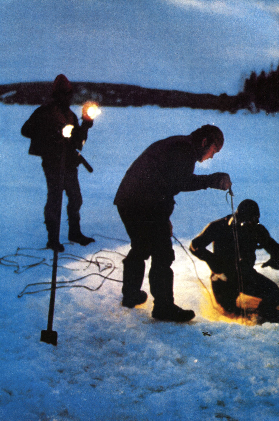 Ночью под лед в поисках 'заблудившихся с каскада'